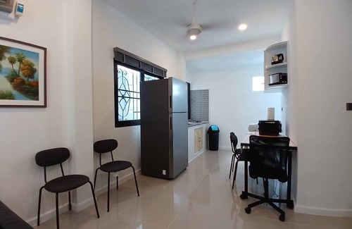 Kathu Casa | Casa Blanca con 2 dormitorios más 1 baño compartido cerca de la cascada Kathu de Phuket