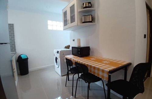 Kathu Casa | Casa Blanca con 2 dormitorios más 1 baño compartido cerca de la cascada Kathu de Phuket