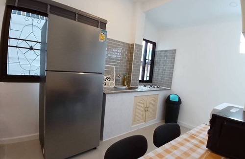 Kathu Casa | Casa Blanca con 2 dormitorios más 1 baño compartido cerca de la cascada Kathu de Phuket