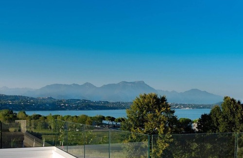 Desenzano del Garda Apartamento | White Villa Luxury- FLAMINGO Boutique Apartment con vista al lago de 70 metros cuadrados - 2do piso