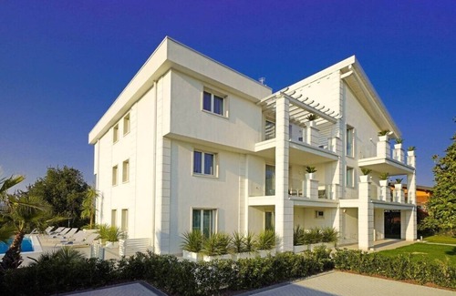 Desenzano del Garda Apartamento | White Villa Luxury- FLAMINGO Boutique Apartment con vista al lago de 70 metros cuadrados - 2do piso