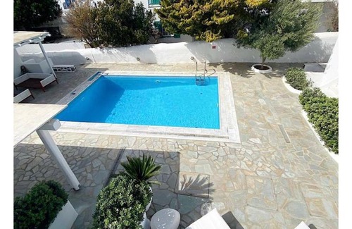 Mykonos Apartamento | White luxury suite with shared pool downtown by Mykonos Eight