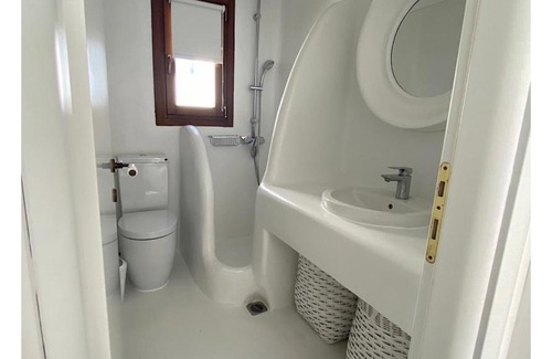 Mykonos Apartamento | White luxury suite with shared pool downtown by Mykonos Eight