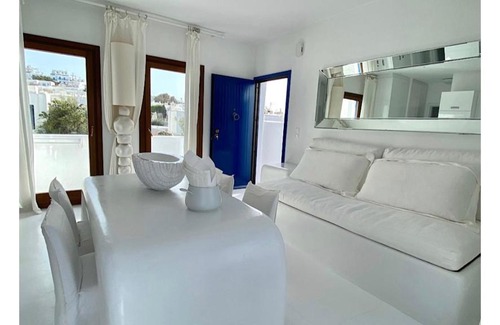 Mykonos Apartamento | White luxury suite with shared pool downtown by Mykonos Eight