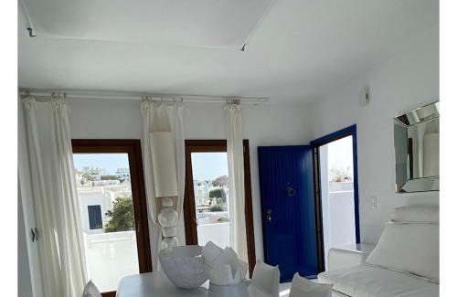Mykonos Apartamento | White luxury suite with shared pool downtown by Mykonos Eight