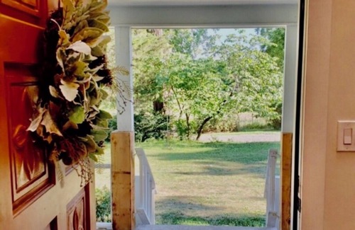 South Kansas City Casa | White Oak Farmhouse w/ Private Yard 4bdrm sleeps 8