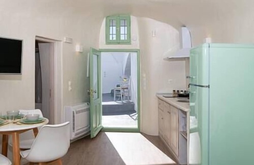 Pyrgos Casa | White Orchid Cave House