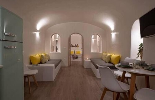 Pyrgos Casa | White Orchid Cave House