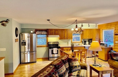 Lansing Cabina | White Pine Cabin with Swimming Pond & Hot Tub Jacuzzi