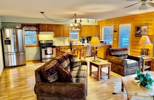 Lansing Cabina | White Pine Cabin with Swimming Pond & Hot Tub Jacuzzi
