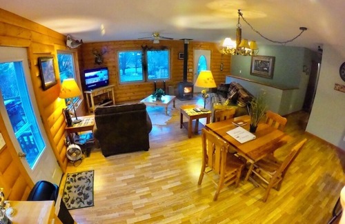 Lansing Cabina | White Pine Cabin with Swimming Pond & Hot Tub Jacuzzi