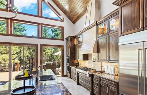 Meadowbrook Estates Casa | White Pine Lodge By Destination Big Bear: Single Story Ranch Style Open Floor Plan! Theater!Game Room! Spa! Beautiful Meadowbrook Estates Location!