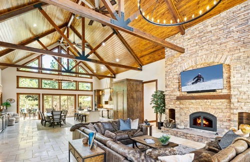 Meadowbrook Estates Casa | White Pine Lodge By Destination Big Bear: Single Story Ranch Style Open Floor Plan! Theater!Game Room! Spa! Beautiful Meadowbrook Estates Location!