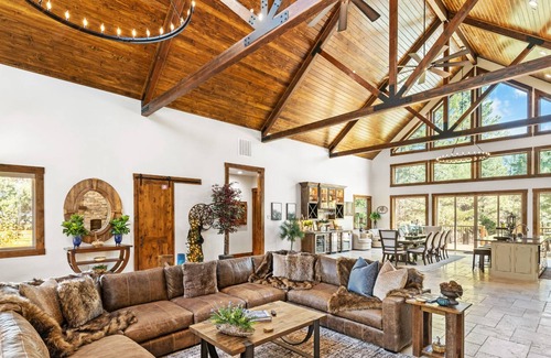 Meadowbrook Estates Casa | White Pine Lodge By Destination Big Bear: Single Story Ranch Style Open Floor Plan! Theater!Game Room! Spa! Beautiful Meadowbrook Estates Location!