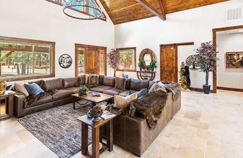 Meadowbrook Estates Casa | White Pine Lodge By Destination Big Bear: Single Story Ranch Style Open Floor Plan! Theater!Game Room! Spa! Beautiful Meadowbrook Estates Location!
