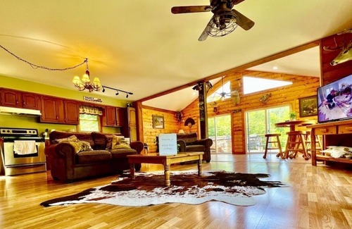 Lansing Cabina | White Pines w/ Hot Tub & Swimming Pond