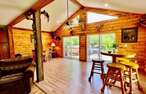 Lansing Cabina | White Pines w/ Hot Tub & Swimming Pond