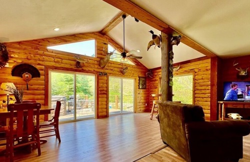 Lansing Cabina | White Pines w/ Hot Tub & Swimming Pond
