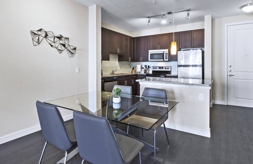 Fort Worth Cultural District Casa | White Rabbit | King Bed | Queen Bed | Balcony