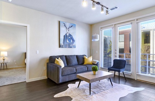 Fort Worth Cultural District Casa | White Rabbit | King Bed | Queen Bed | Balcony