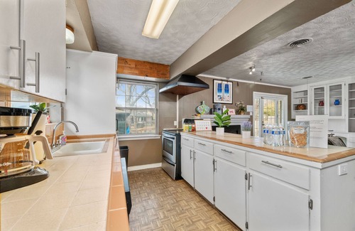 White Rock Hills Casa | White Rock Poolside Retreat- 4 Beds & a Private Pool