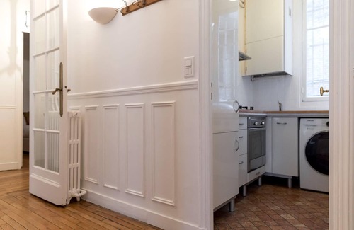 Montmartre Apartamento | White Sacré Character, Light & Local Rhythm 2-Bedroom in Montmartre