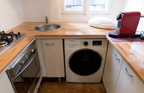 Montmartre Apartamento | White Sacré Character, Light & Local Rhythm 2-Bedroom in Montmartre