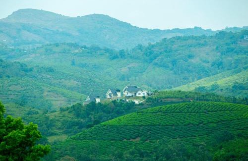 Vagamon Complejo | White Stone Vagamon Hilltop Cottage by VOYE HOMES