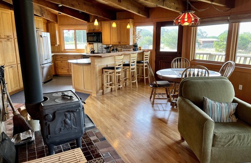 Caspar Casa | White water ocean views, starry night skies, hot tub, and more!