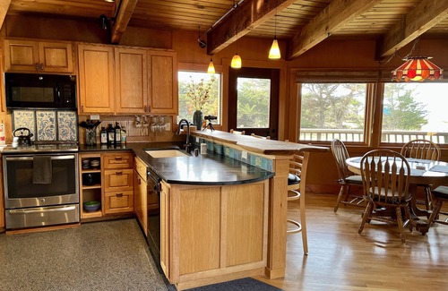 Caspar Casa | White water ocean views, starry night skies, hot tub, and more!