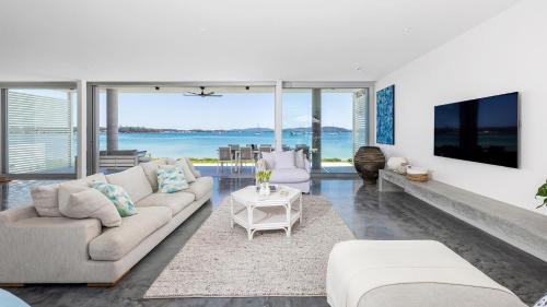 Corlette Casa | Whitehouse On The Water