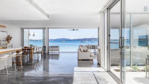 Corlette Casa | Whitehouse On The Water