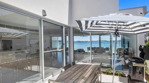 Corlette Casa | Whitehouse On The Water