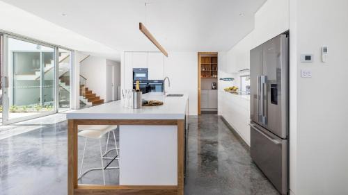Corlette Casa | Whitehouse On The Water