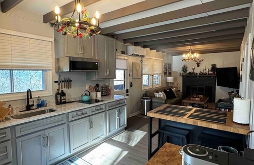 Linden Apartamento | Whitetail Cabin | Couple's Retreat w/ Hot Tub