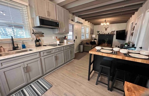 Linden Apartamento | Whitetail Cabin | Couple's Retreat w/ Hot Tub