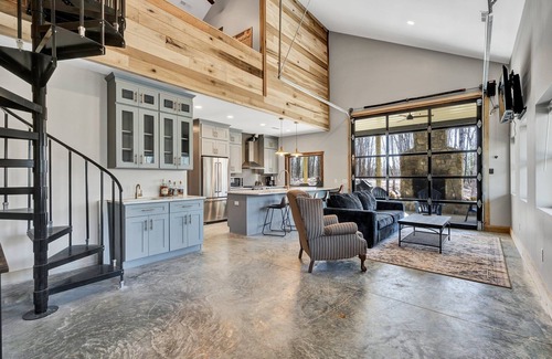 Sewanee Casa | Whitetail Lodge - Relaxing Retreat in private forest Spring Deals