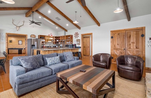 San Marcos Casa | Whitetail Oaks - Charming Farmhouse on 34 Private Acres w/Private Pool