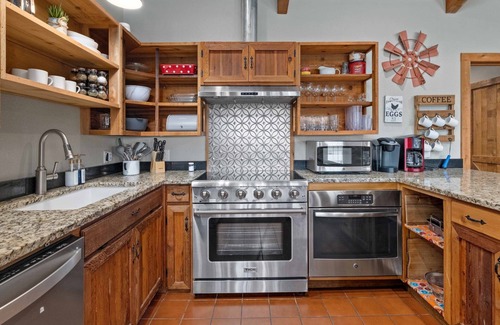 San Marcos Casa | Whitetail Oaks - Charming Farmhouse on 34 Private Acres w/Private Pool