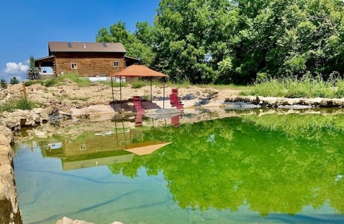 Waterville Cabina | Whitetail Ridge Cabin w/Hot Tub and Swimming Pond