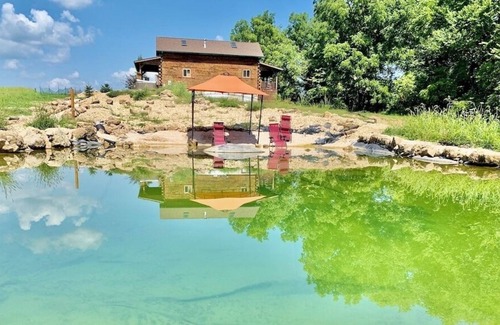 Waterville Cabina | Whitetail Ridge Cabin with Swimming Pond & Hot Tub Jacuzzi