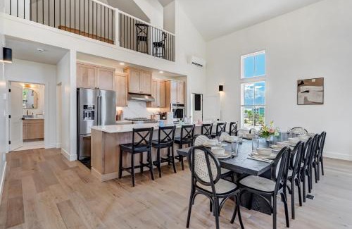 Buena Vista Villa | Whitewater Estate House & Guesthouse w Hot Tub