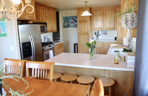 Shelter Cove Cabina | Whitewater Ocean Views, Walk to Beaches, Family Friendly