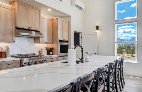 Buena Vista Casa | Whitewater Villa - 5BR Luxury Retreat with Hot Tub