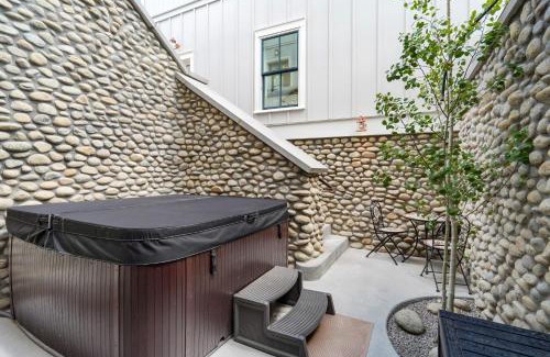 Buena Vista Casa | Whitewater Villa - 5BR Luxury Retreat with Hot Tub