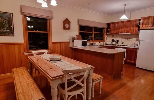 Walhalla Casa | Whitlow Manor. Cosy Family Stay. Woodfire. Walk to Town