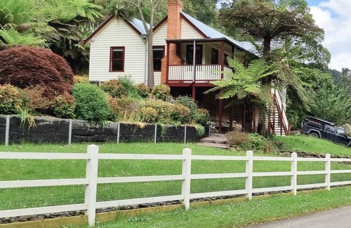 Walhalla Casa | Whitlow Manor. Cosy Family Stay. Woodfire. Walk to Town