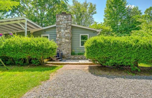 Qualla Casa | Whittier Vacation Rental Cabin with Private Hot Tub
