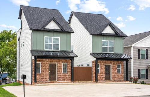 Clarksville Casa | Whole Home 1012 & 1014 Franklin