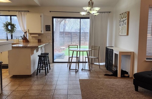 Visalia Casa | Whole Home- 3 Bedroom - 2 Bath- Quiet neighborhood with secure courtyard